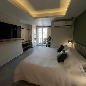 De La Cruz Studio Apartments